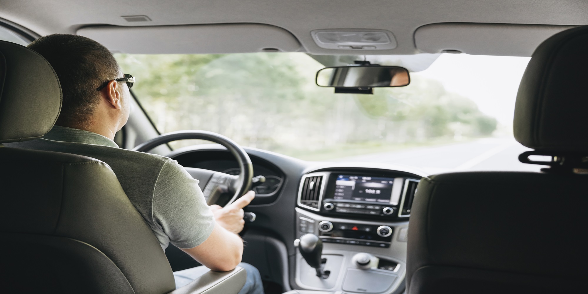 Jb in auto opweg naar cliënt.jpg